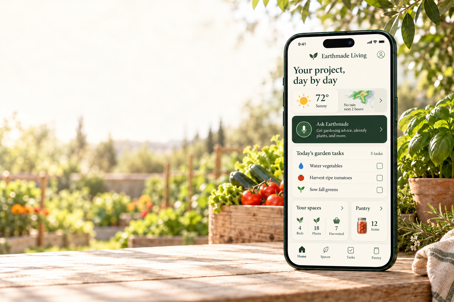 Telefono con l’interfaccia Earthmade Living già integrata sul display, accanto a un orto